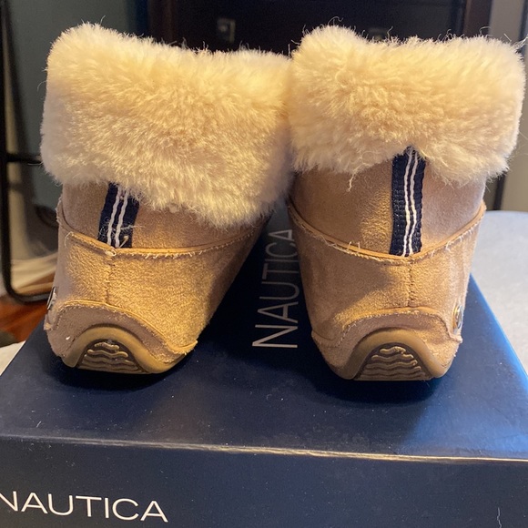 Adorable lace-up moccasins - Picture 5 of 9